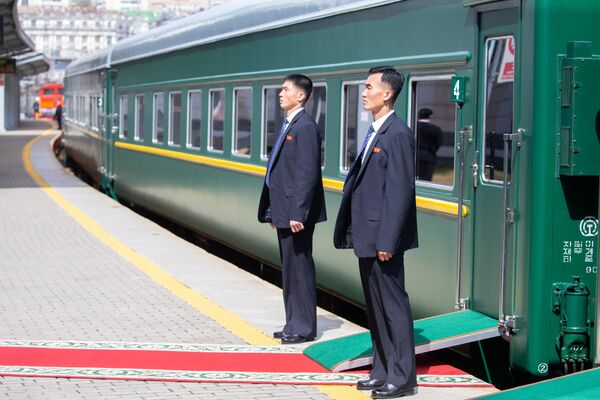 Security officers at the armored train car of the chairman of the State Council of the Democratic People&#x27;s Republic of Korea, Kim Jong-un, at Vladivostok railway station. - Sputnik International