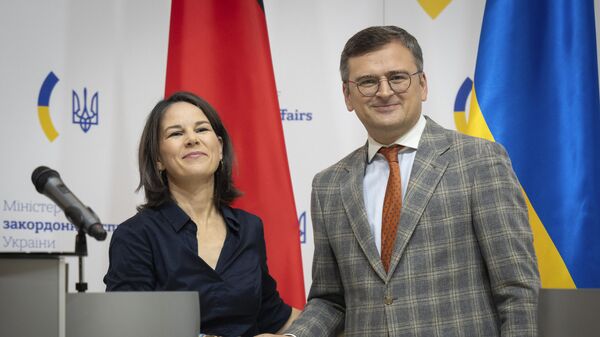 German Foreign Minister Annalena Baerbock and Ukrainian Foreign Minister Dmytro Kuleba pose for photos - Sputnik International