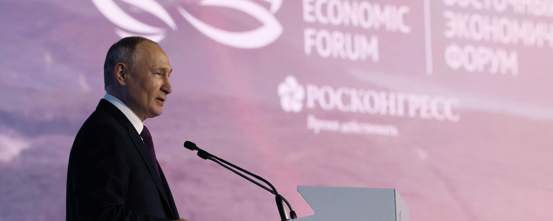 Russian President Vladimir Putin attends the plenary session of the Eastern Economic Forum (EEF) on september 12, 2023. - Sputnik International, 1920, 12.09.2023