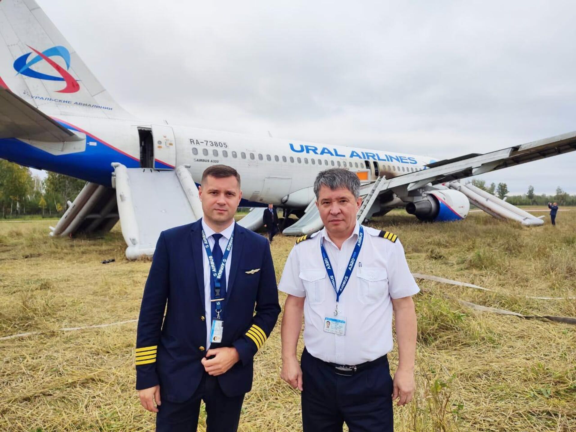The pilots of the Ural Airlines Airbus which made an emergency touchdown in a wheat field in Novosibirsk region after a hydraulic failure. Flight commander Sergei Belov (left) and second pilot Eduard Semyonov (right). - Sputnik International, 1920, 12.09.2023