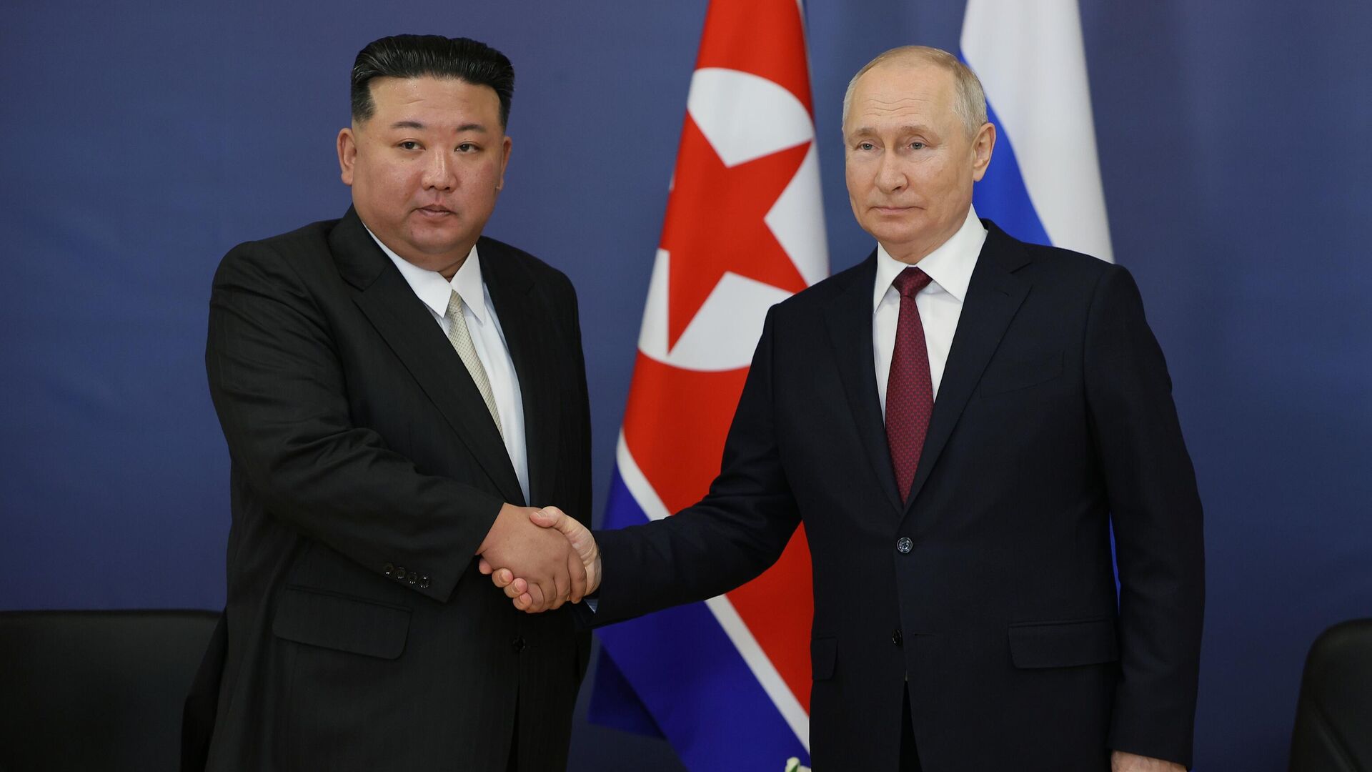 Vladimir Putin greets Kim Jong Un - Sputnik International, 1920, 19.09.2023