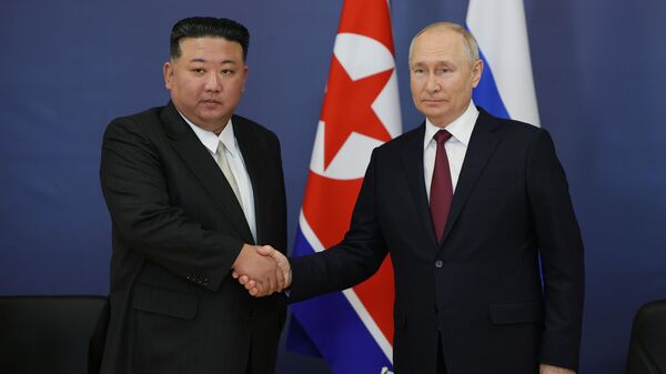 Vladimir Putin greets Kim Jong Un - Sputnik International