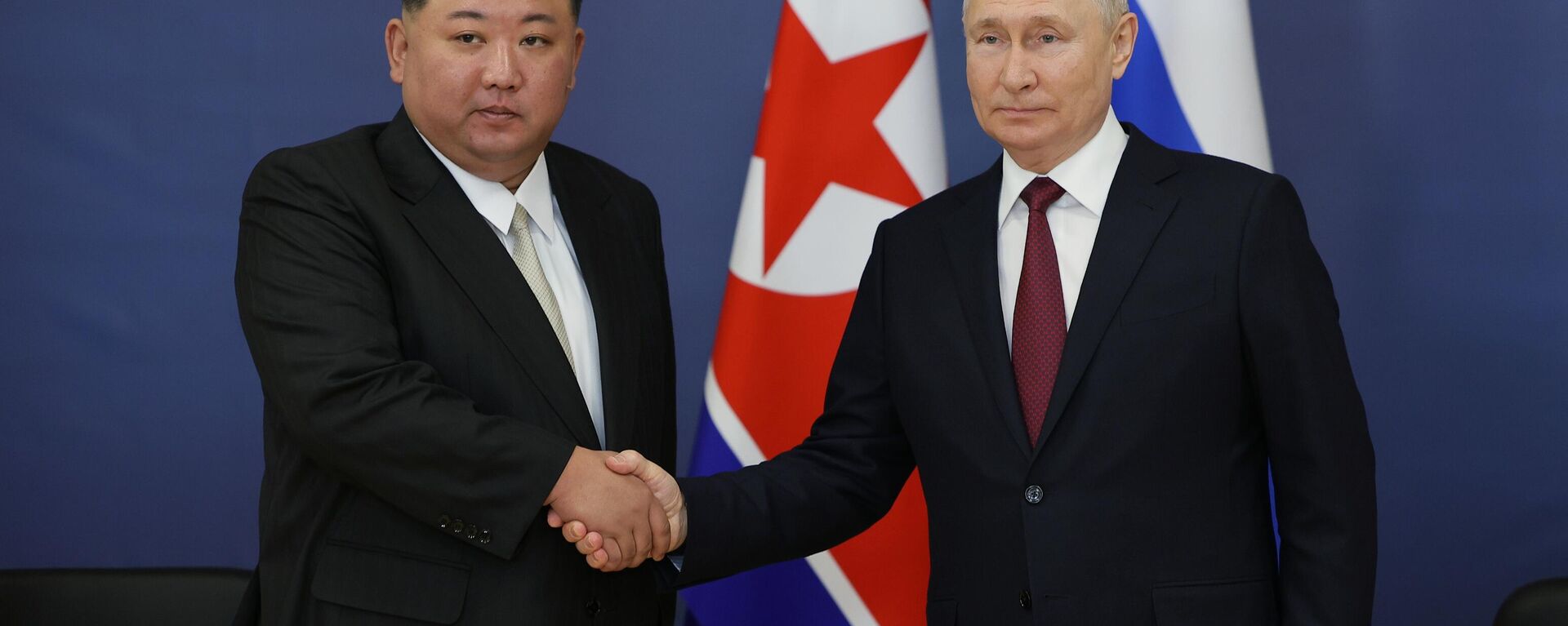 Vladimir Putin greets Kim Jong Un - Sputnik International, 1920, 13.09.2023