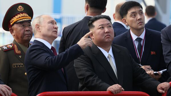 Vladimir Putin and Kim Jong Un inspect Vostochny Cosmodrome - Sputnik International