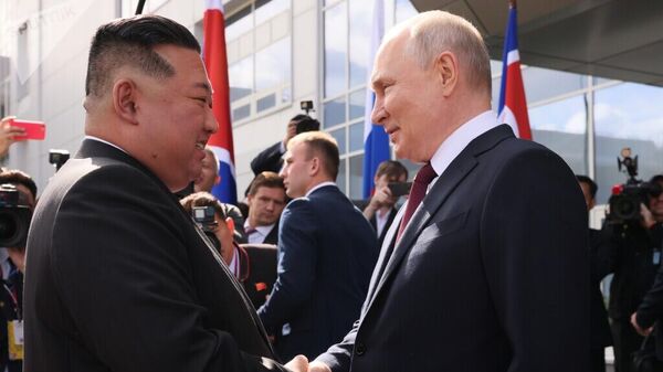  Russian President Vladimir Putin waits to greet North Korean leader Kim Jong Un - Sputnik International