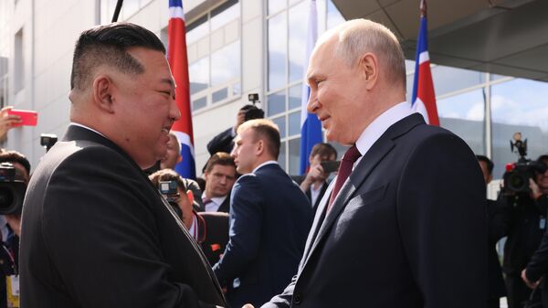 Президент РФ Владимир Путин и председатель Государственного совета КНДР Ким Чен Ын на космодроме Восточный - Sputnik International