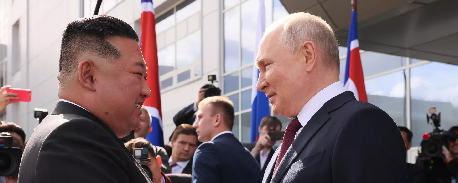 Президент РФ Владимир Путин и председатель Государственного совета КНДР Ким Чен Ын на космодроме Восточный Президент РФ Владимир Путин и председатель Государственного совета КНДР Ким Чен Ын на космодроме Восточный - Sputnik International, 1920, 13.09.2023