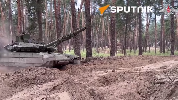 The crews of the T-90M Proryv ('Breakthrough') destroyed strongholds with personnel of the Ukrainian Armed Forces - Sputnik International