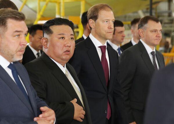 Chairman Kim, accompanied by Minister Manturov, enjoys awe-inspiring aircraft at the aviation plant. - Sputnik International