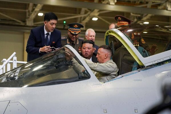 The DPRK leader examines closely the Sukhoi Su-57 multirole fighter jet at the final assembly facility of the Su-35 and Su-57 aircraft at the aviation plant. - Sputnik International