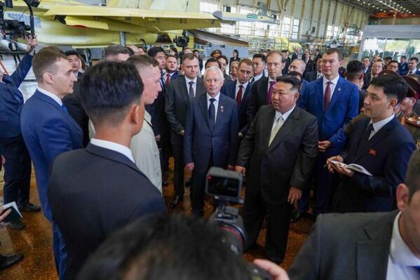 The DPRK leader, Khabarovsk governor, and minister listen to an employee guiding them and explaining the characteristics of aircraft produced at the aviation plant. - Sputnik International