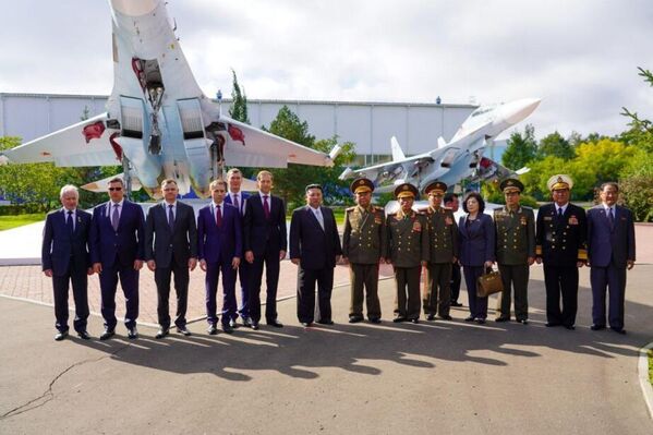 North Korean leader Kim Jong Un, Russian Minister of Industry and Trade Denis Manturov, Khabarovsk Governor Mikhail Degtyarev, and other participants pose for a joint photo during the meeting at the aviation plant named after Soviet cosmonaut Yuri Gagarin, Komsomolsk-on-Amur, September 15, 2023. - Sputnik International