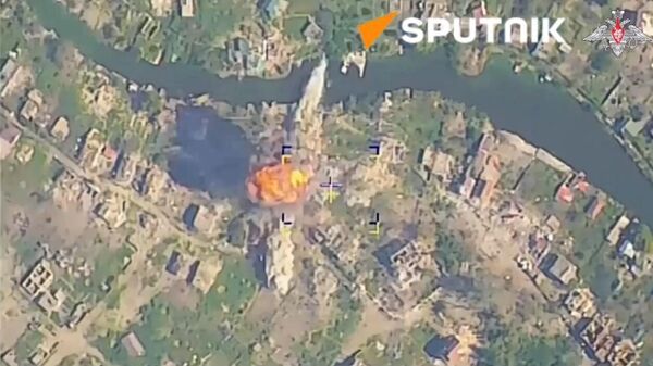 Watch Russian Precision Strike Take Out Ukrainian Positions - Sputnik International