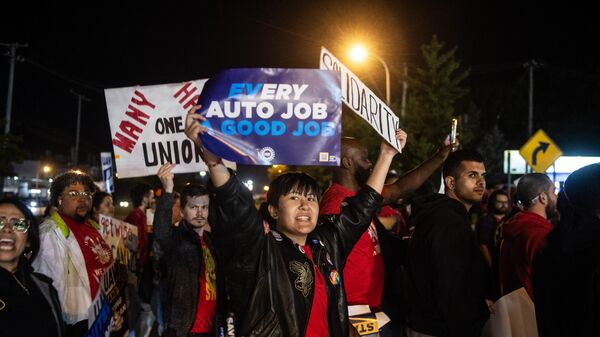 Members of the UAW (United Auto Workers) picket and hold signs outside of the UAW Local 900 headquarters across the street from the Ford Assembly Plant in Wayne, Michigan on September 15, 2023. - Sputnik International