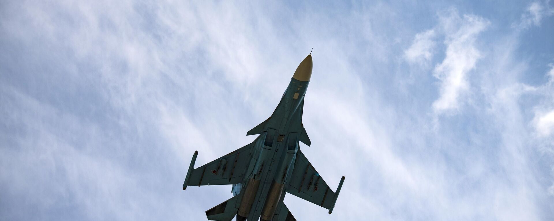 A Russian Sukhoi Su-34 fighter jet flies in the course of Russia's military operation in Ukraine, at the unknown location. - Sputnik International, 1920, 15.09.2023