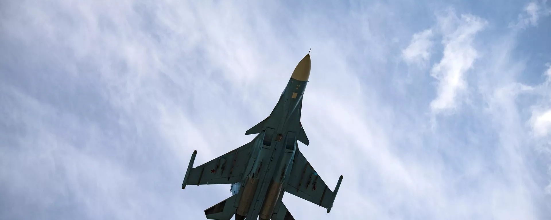Российский истребитель Су-34 летит во время военной операции России на Украине, в неизвестном месте. - Sputnik International, 1920, 15.09.2023