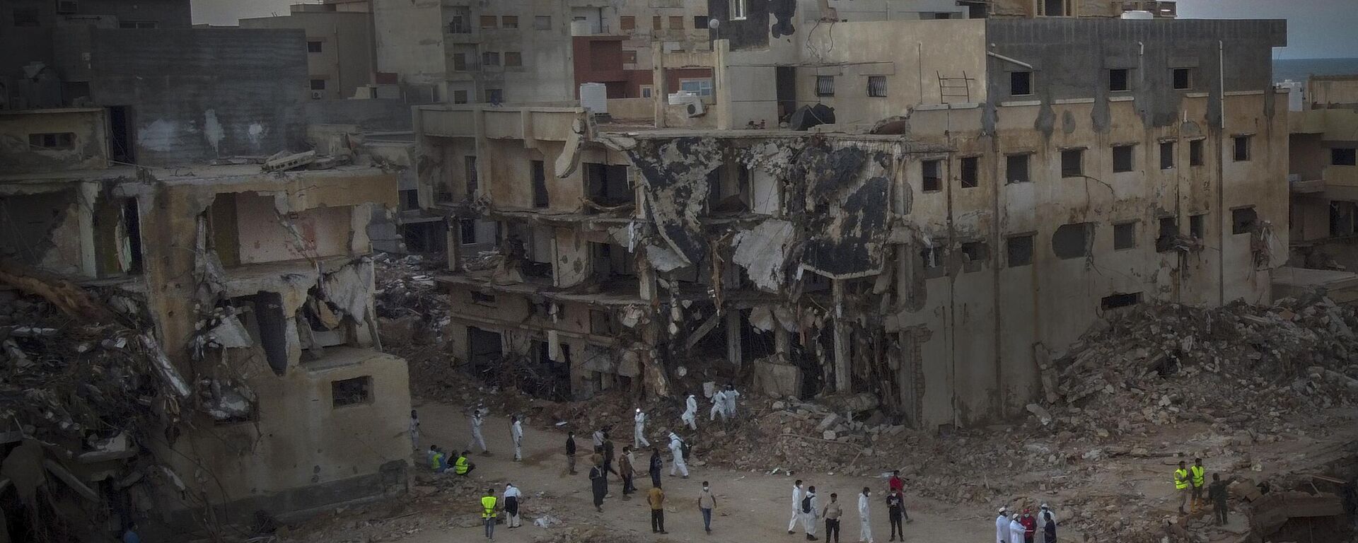 People search for flood victims in Derna, Libya, Friday, Sept. 15, 2023. Search teams are combing streets, wrecked buildings, and even the sea to look for bodies in Derna, where the collapse of two dams unleashed a massive flash flood that killed thousands of people. - Sputnik International, 1920, 15.09.2023