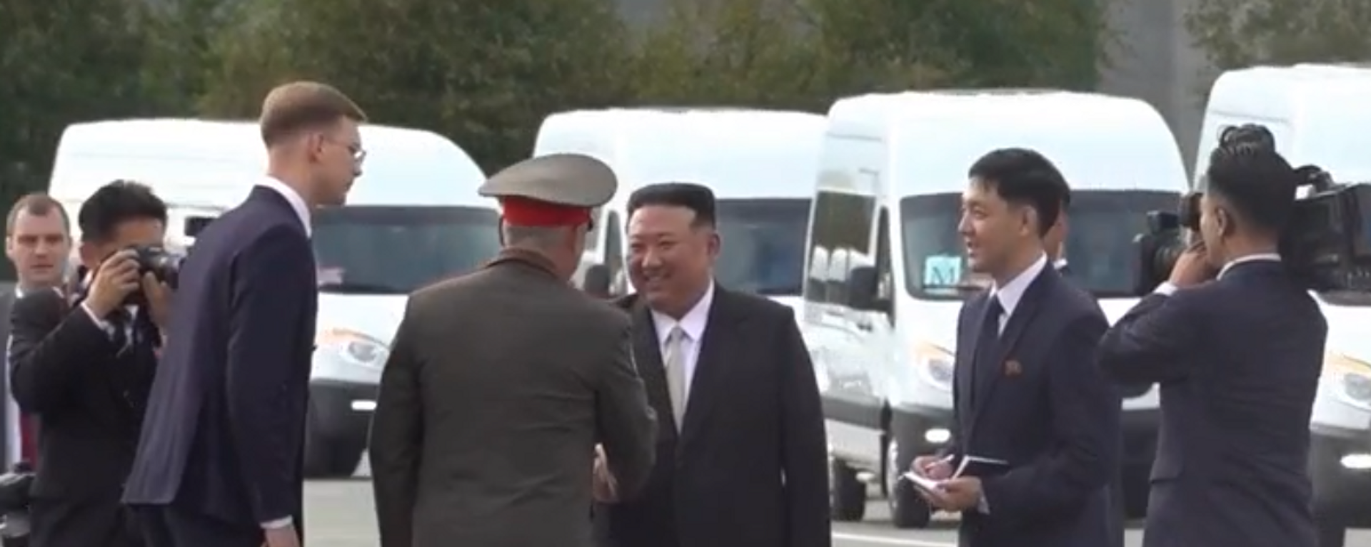 North Korean leader Kim Jong Un arrived at the airfield early Saturday, meeting with Russian Defense Minister Sergei Shoigu before viewing a variety of Russian military aircraft - Sputnik International, 1920, 16.09.2023