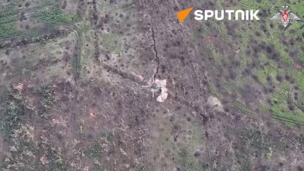 Watch Russian UAV-Guided Artillery Strike Pulverize Ukrainian Troops - Sputnik International