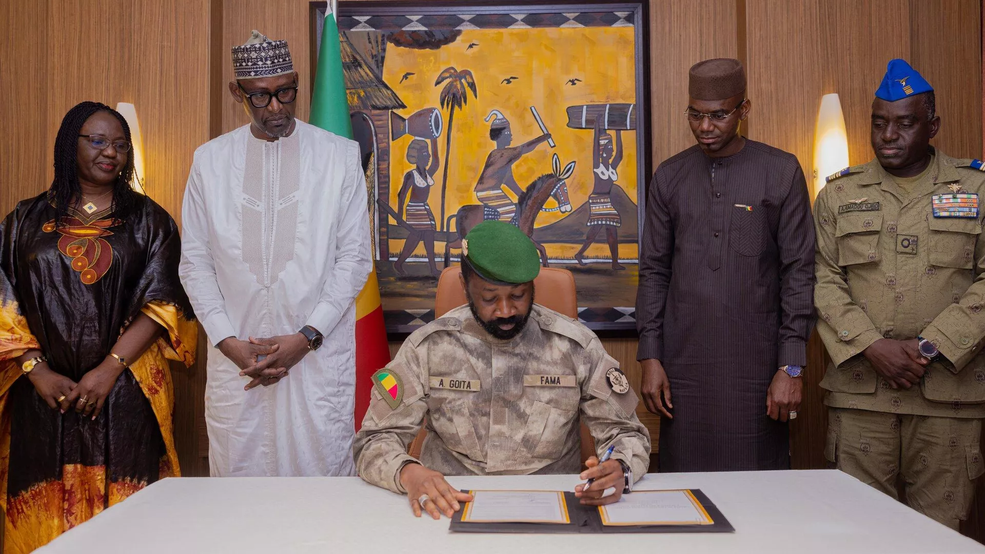 Assimi Goita, interim President of Mali, signs a defensive charter with Burkina Faso and Niger on September 16, 2023 - Sputnik International, 1920, 17.09.2023