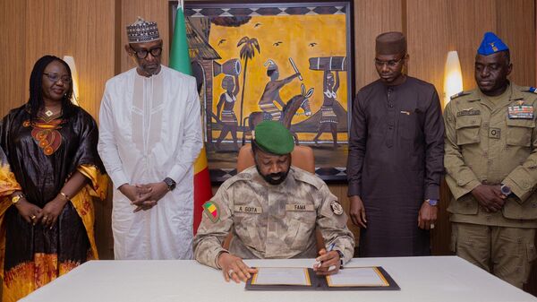 Assimi Goita, interim President of Mali, signs a defensive charter with Burkina Faso and Niger on September 16, 2023 - Sputnik International