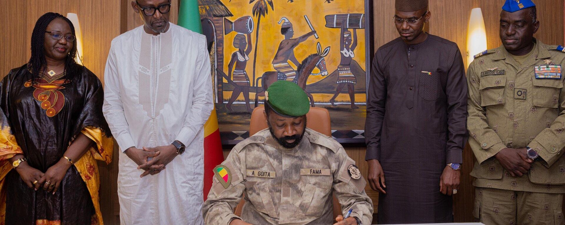 Assimi Goita, interim President of Mali, signs a defensive charter with Burkina Faso and Niger on September 16, 2023 - Sputnik International, 1920, 17.09.2023