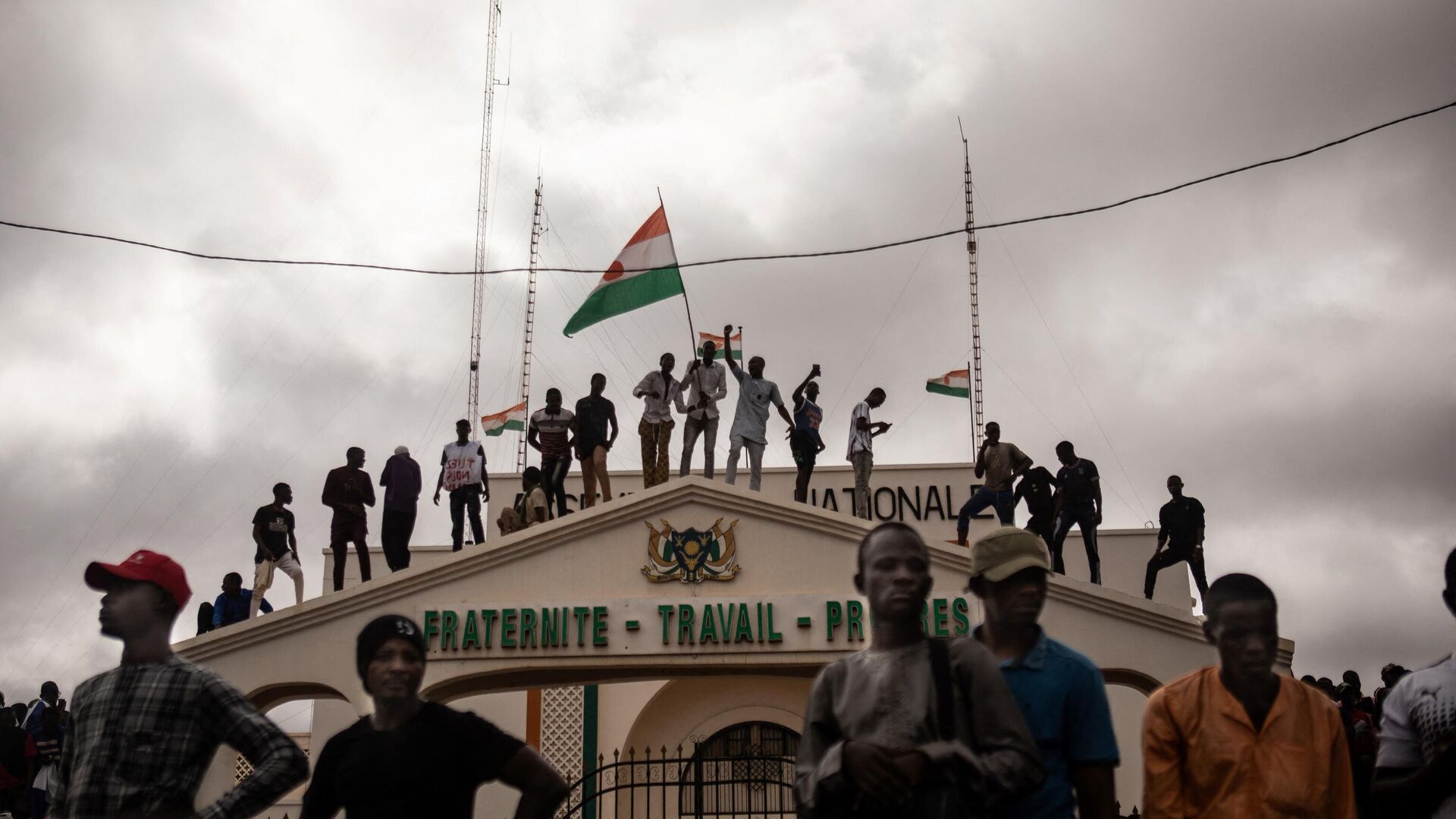 Protesters hold a Niger flag during a demonstration on independence day in Niamey on August 3, 2023.  - Sputnik International, 1920, 17.09.2023