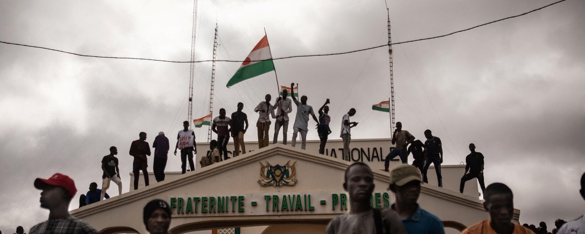 Protesters hold a Niger flag during a demonstration on independence day in Niamey on August 3, 2023.  - Sputnik International, 1920, 17.09.2023