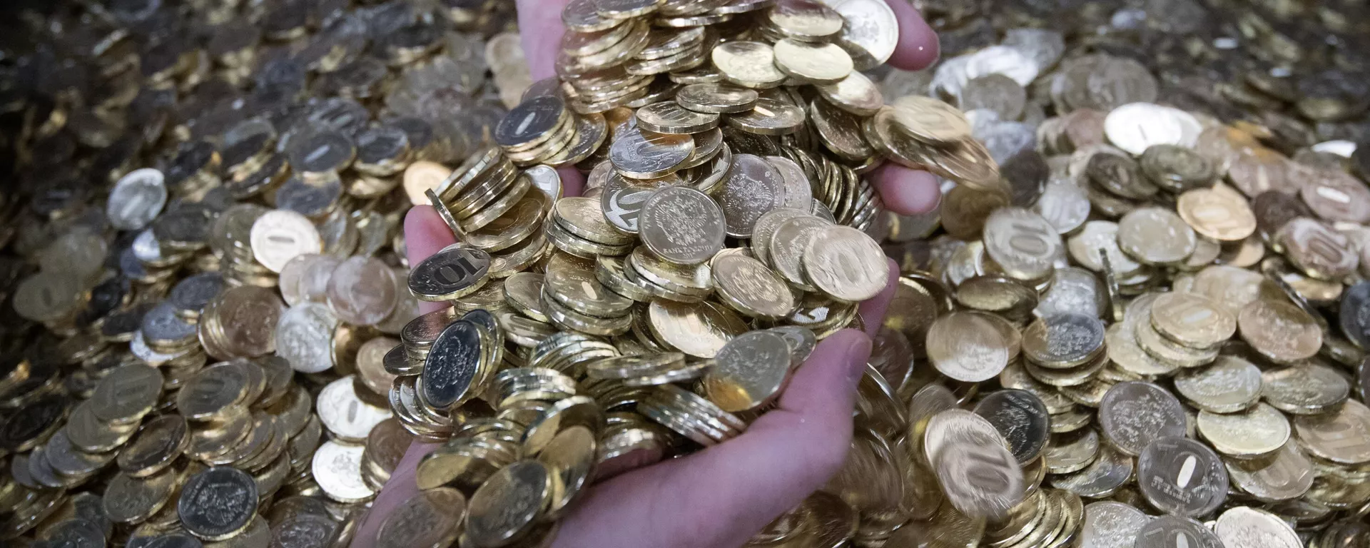 Ten-ruble coins at the packaging line of the Moscow Mint. - Sputnik International, 1920, 20.09.2024