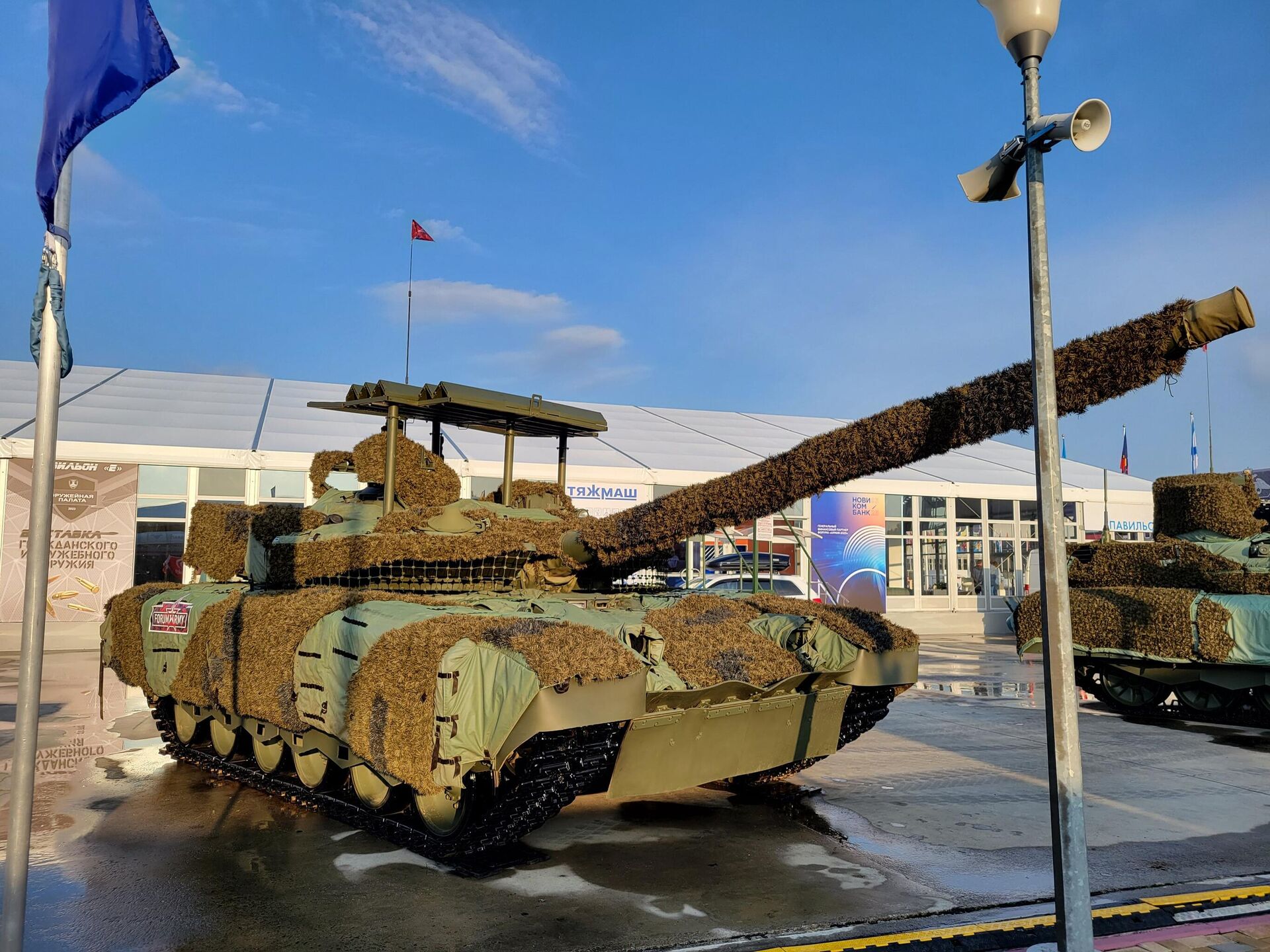 Russian main battle tank equipped with anti-drone screen armor at the ARMY-2023 expo outside Moscow. August 2023. - Sputnik International, 1920, 17.09.2023