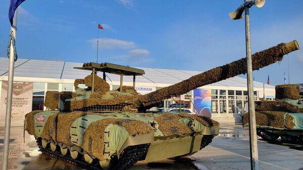 Russian main battle tank equipped with anti-drone screen armor at the ARMY-2023 expo outside Moscow. August 2023. - Sputnik International