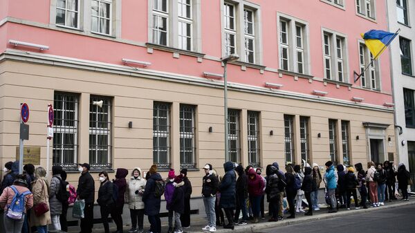 FILE -People from Ukraine, most of them refugees fleeing the war, wait in front of the consular department of the Ukrainian embassy in Berlin, Germany. File photo. - Sputnik International