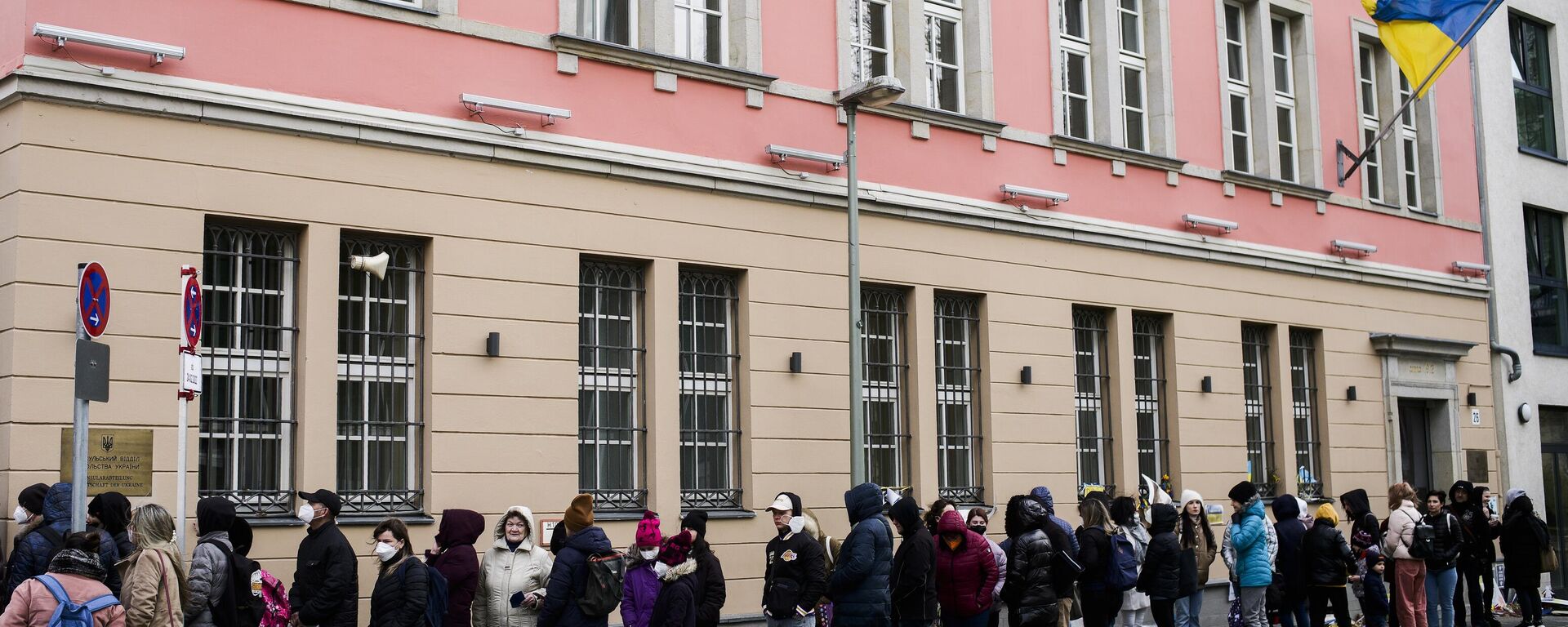 FILE -People from Ukraine, most of them refugees fleeing the war, wait in front of the consular department of the Ukrainian embassy in Berlin, Germany. File photo. - Sputnik International, 1920, 17.09.2023