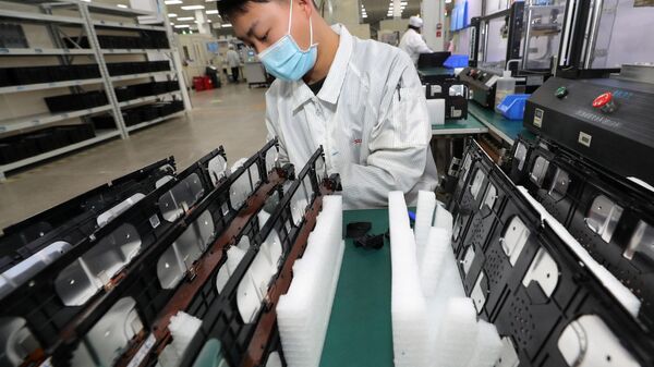 A worker at a factory for Xinwangda Electric Vehicle Battery Co. Ltd, which makes lithium batteries for electric cars and other uses, in China's eastern Jiangsu province.  - Sputnik International