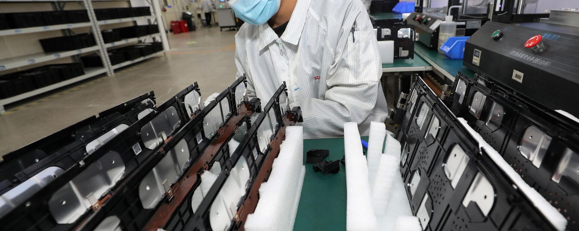 A worker at a factory for Xinwangda Electric Vehicle Battery Co. Ltd, which makes lithium batteries for electric cars and other uses, in China's eastern Jiangsu province.  - Sputnik International, 1920, 18.09.2023