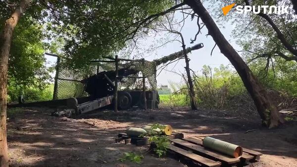 Russian 152 mm Msta-B howitzer crews disrupt transfer of Ukrainian reserves in Kupyansk direction - Sputnik International