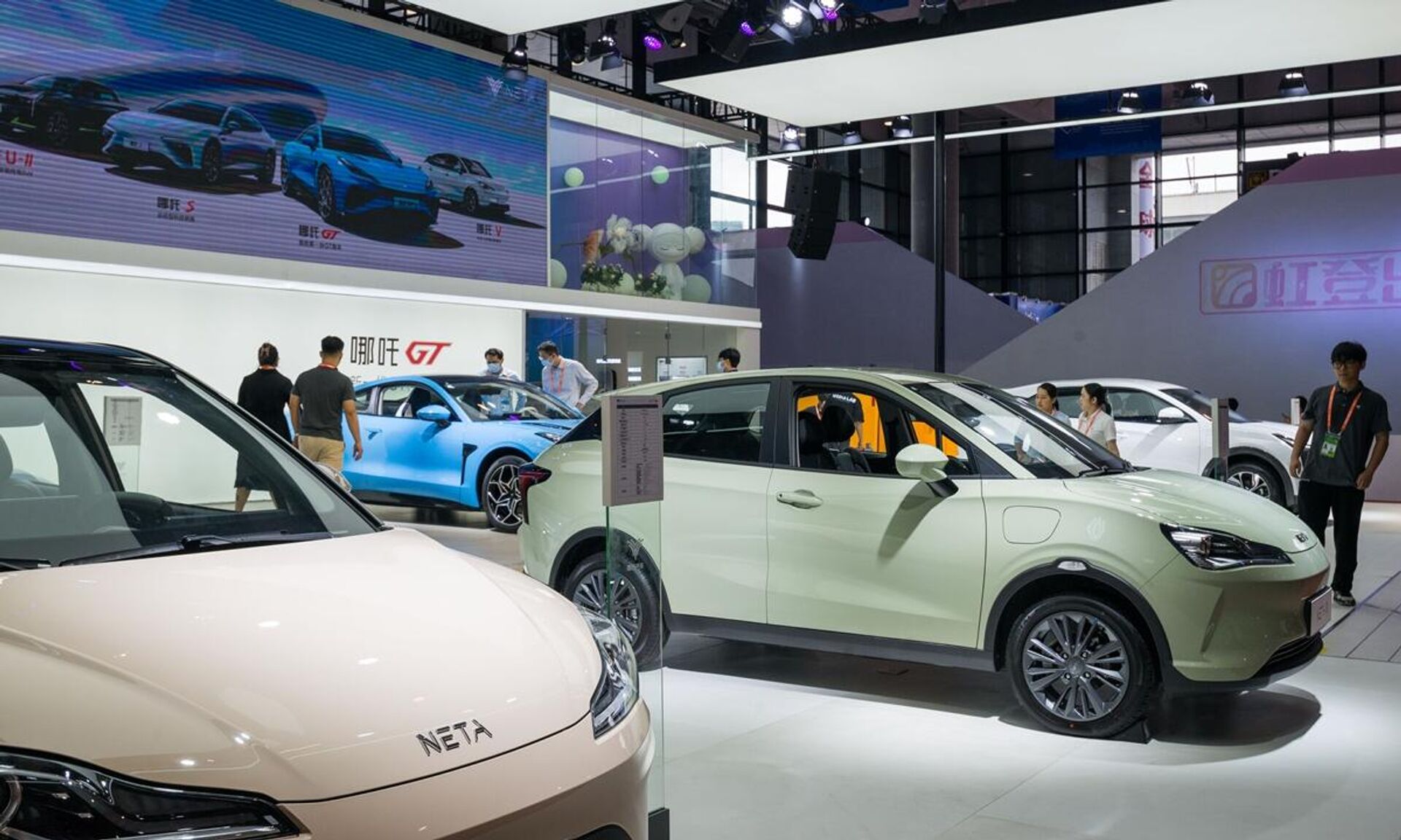 Visitors browse Chinese NEVs at the 20th China-ASEAN Expo on September 18, 2023 - Sputnik International, 1920, 18.09.2023