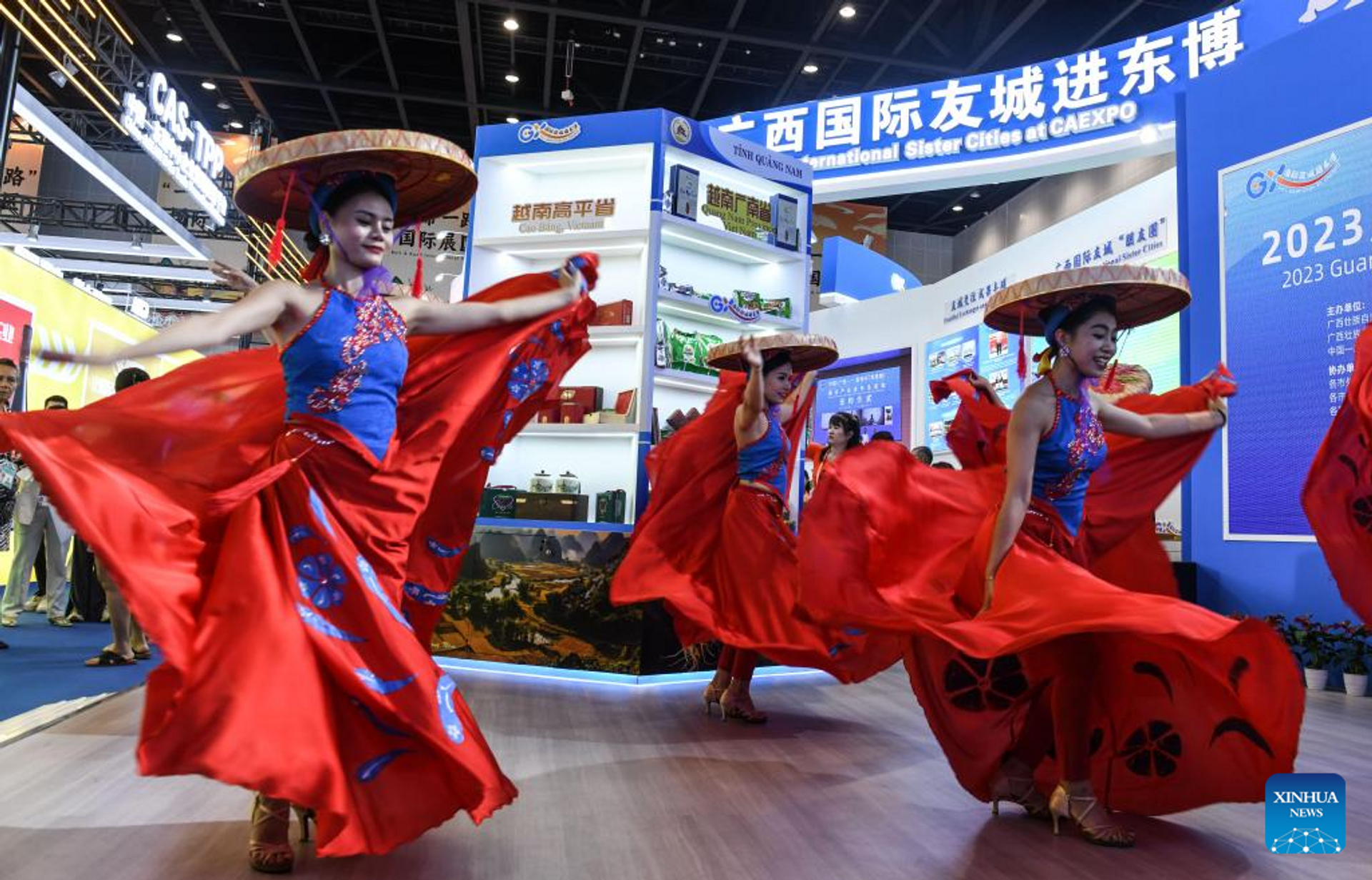 Actresses perform dance near a booth of Vietnam at Belt and Road International Pavilion during the 20th China-ASEAN Expo at Nanning International Convention and Exhibition Center in Nanning, capital of south China's Guangxi Zhuang Autonomous Region, Sept. 17, 2023. The opening ceremony of the 20th China-ASEAN Expo and China-ASEAN Business and Investment Summit was held on Sunday in Nanning - Sputnik International, 1920, 18.09.2023
