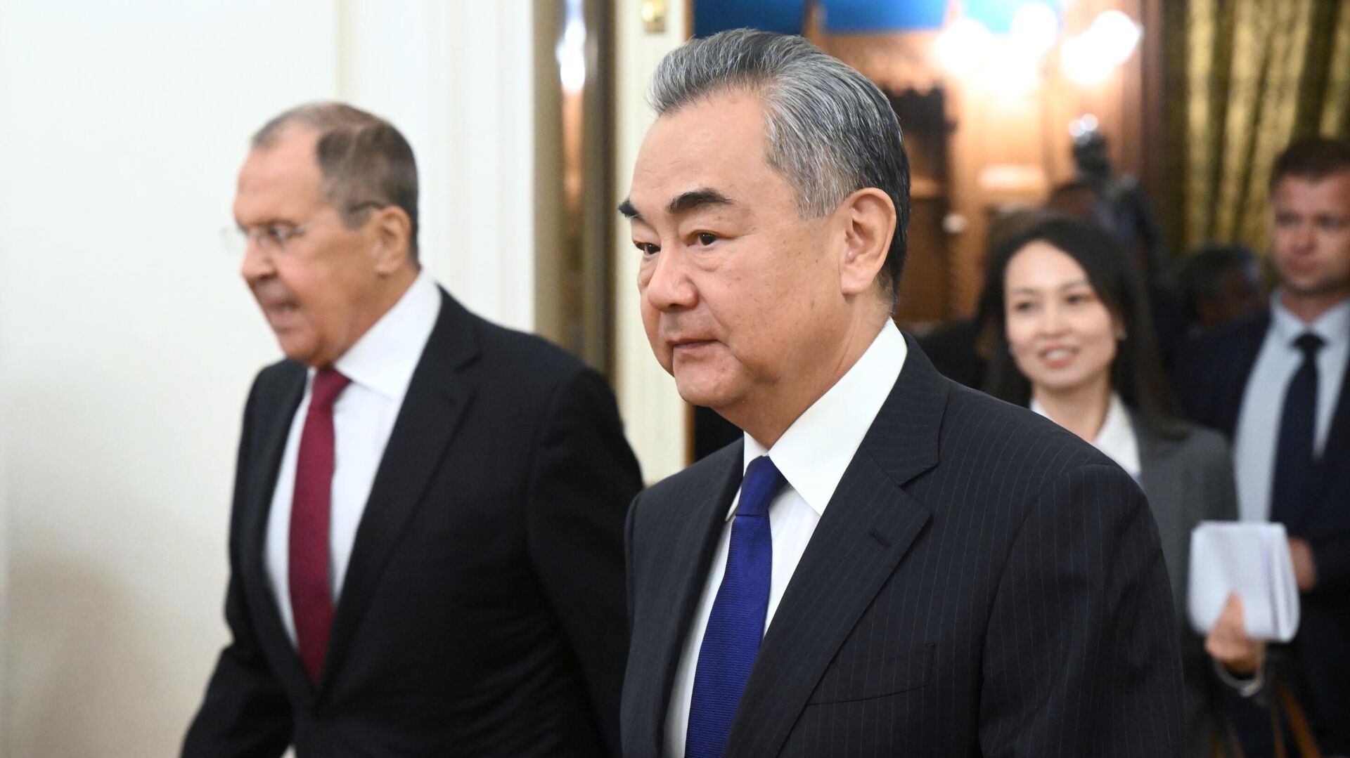 Russian Foreign Minister Sergey Lavrov and Chinese Central Foreign Affairs Commission Office Director Wang Yi arrive at a meeting, in Moscow, Russia. - Sputnik International, 1920, 18.09.2023