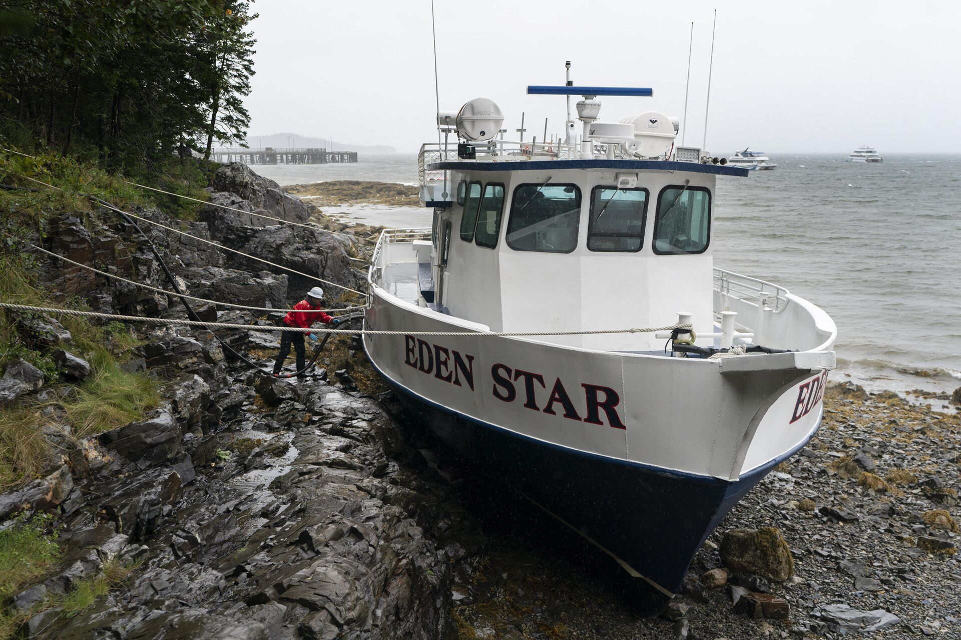 A worker prepares to unload diesel fuel from the Eden Star, a 70-foot tour boat that broke free of its mooring during storm Lee, Saturday, Sept. 16, 2023, in Bar Harbor, Maine. - Sputnik International, 1920, 18.09.2023