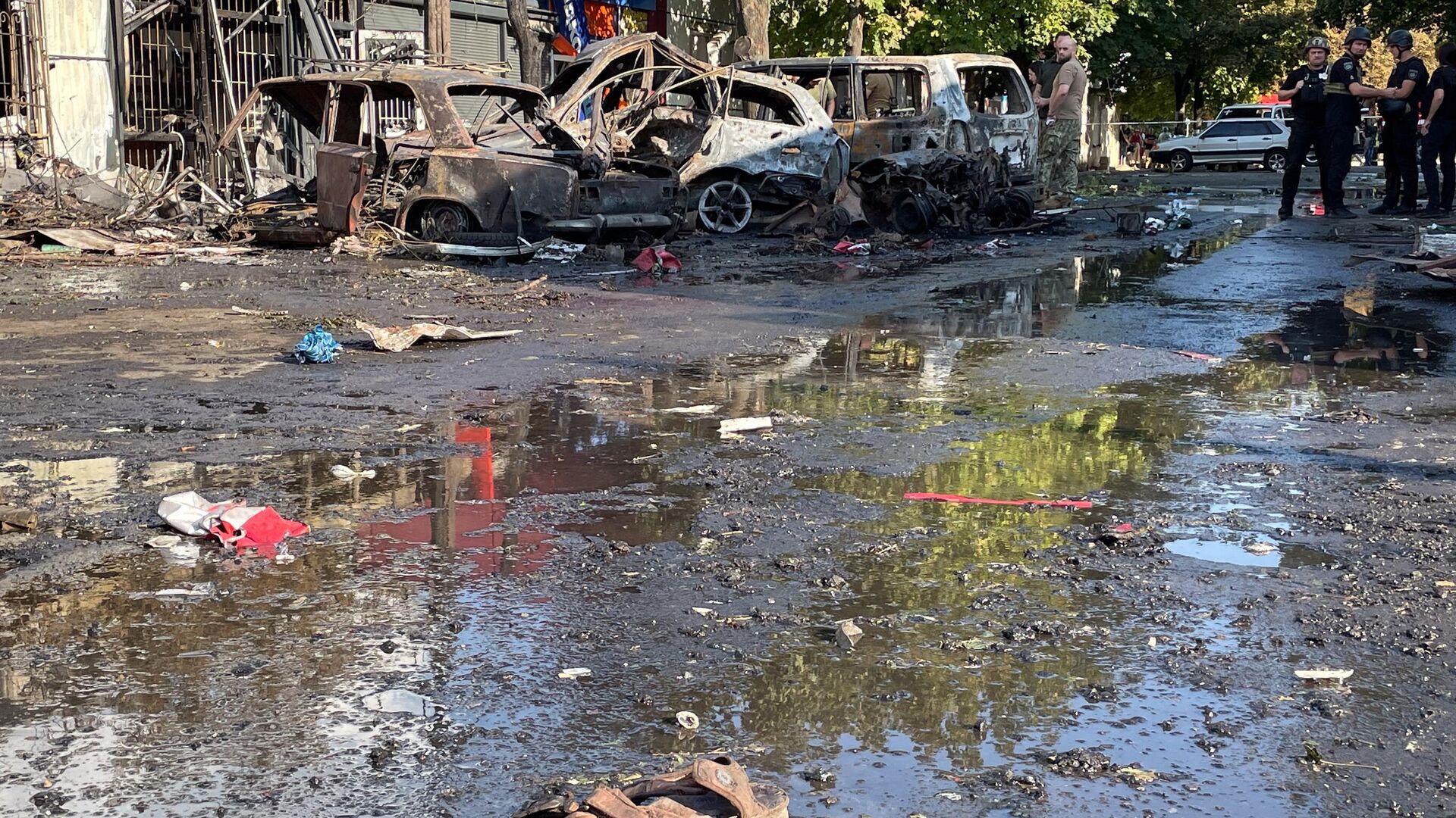 Mangled and burnt out automobiles following a missile strike on the DPR's Konstantinovka on September 6, 2023. - Sputnik International, 1920, 19.09.2023
