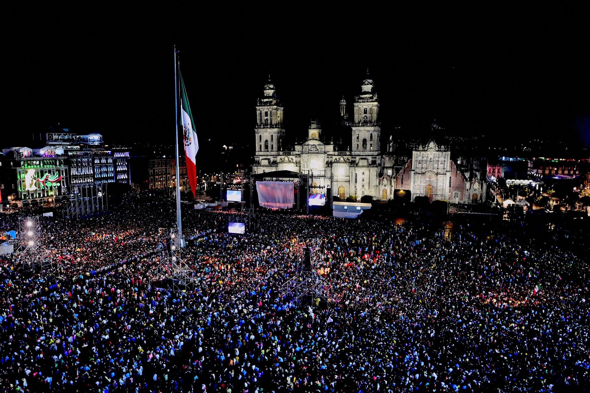 People attend The Shout (El Grito) ceremony marking the start of Independence Day celebrations at Zocalo square in Mexico City on September 15, 2023. - Sputnik International, 1920, 19.09.2023