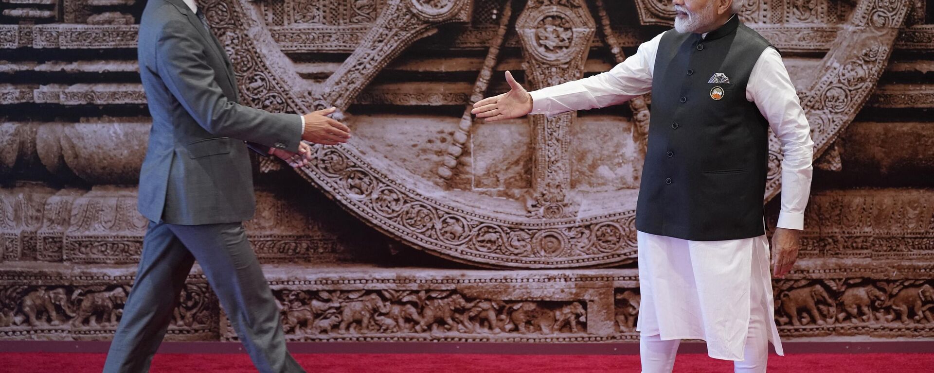 India's Prime Minister Narendra Modi (R) shakes hand with Canada's Prime Minister Justin Trudeau ahead of the G20 Leaders' Summit in New Delhi on September 9, 2023.  - Sputnik International, 1920, 19.09.2023