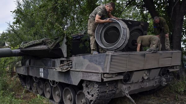 FILE - Ukrainian soldiers repair a Leopard 2 tank in Zaporizhzhya region, Ukraine, on June 21, 2023. - Sputnik International