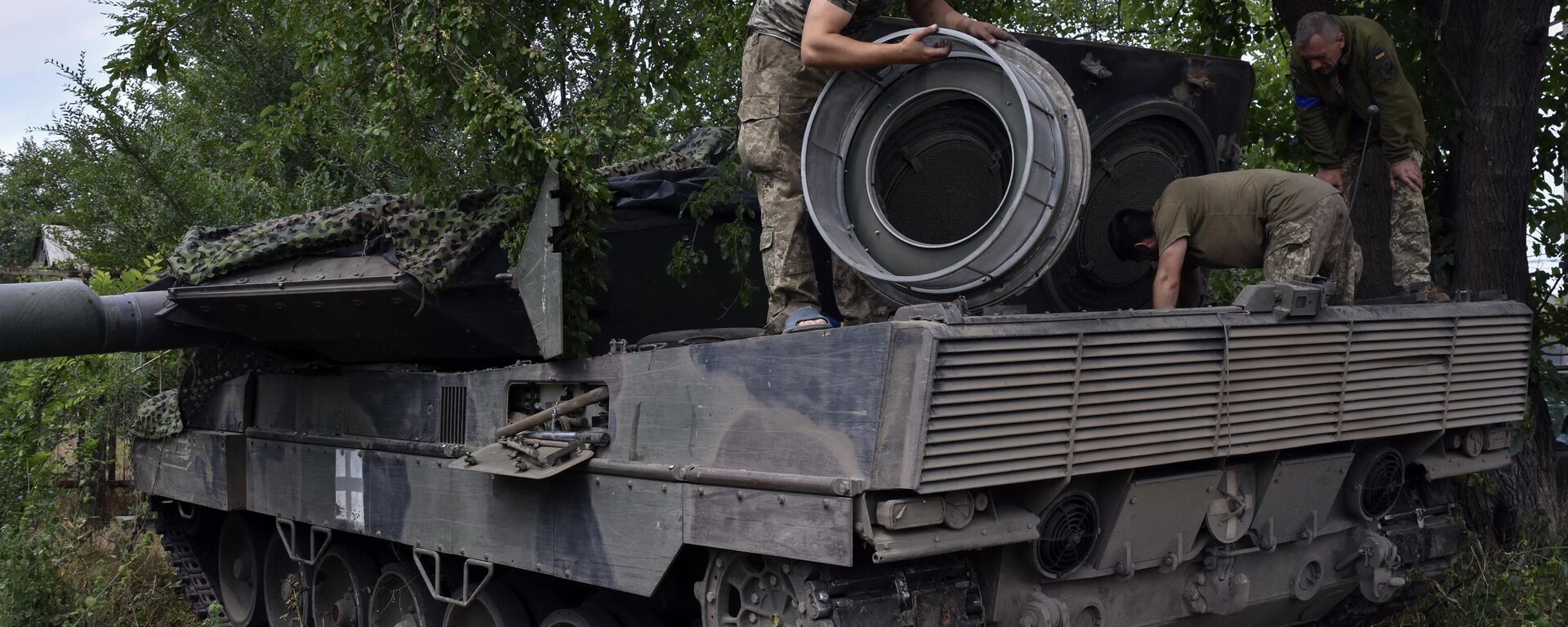 FILE - Ukrainian soldiers repair a Leopard 2 tank in Zaporizhzhya region, Ukraine, on June 21, 2023. - Sputnik International, 1920, 31.10.2023
