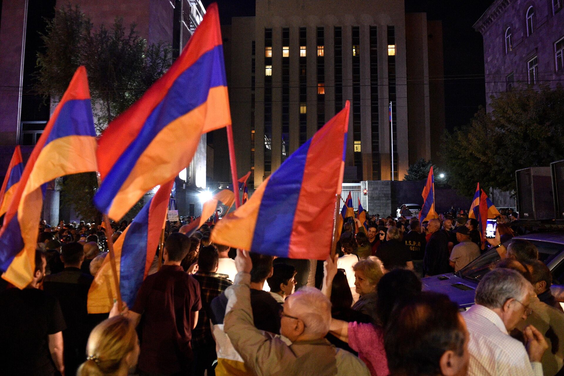 Protesters gather near the Russian embassy to call on Russia to take measures to resolve the situation in Nagorno-Karabakh, in Yerevan, Armenia.  - Sputnik International, 1920, 19.09.2023