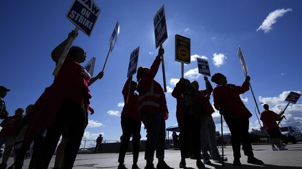 United Auto Workers members walk the picket line at the Ford Michigan Assembly Plant in Wayne, Mich., Monday, Sept. 18, 2023. So far the strike is limited to about 13,000 workers at three factories — one each at GM, Ford and Stellantis.  - Sputnik International