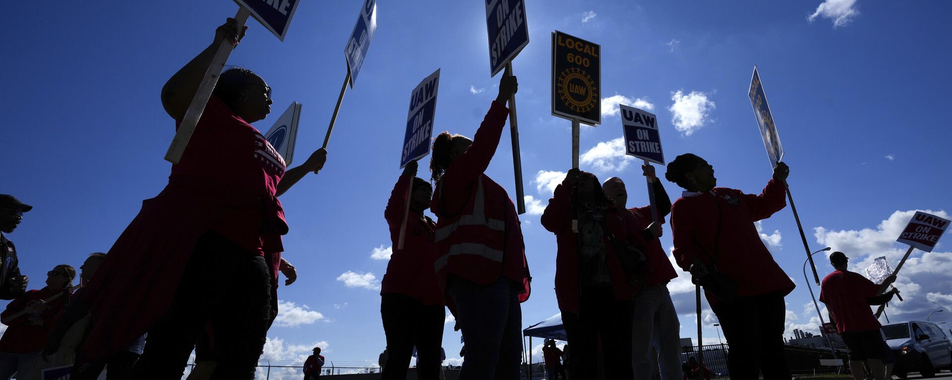United Auto Workers members walk the picket line at the Ford Michigan Assembly Plant in Wayne, Mich., Monday, Sept. 18, 2023. So far the strike is limited to about 13,000 workers at three factories — one each at GM, Ford and Stellantis.  - Sputnik International, 1920, 20.09.2023