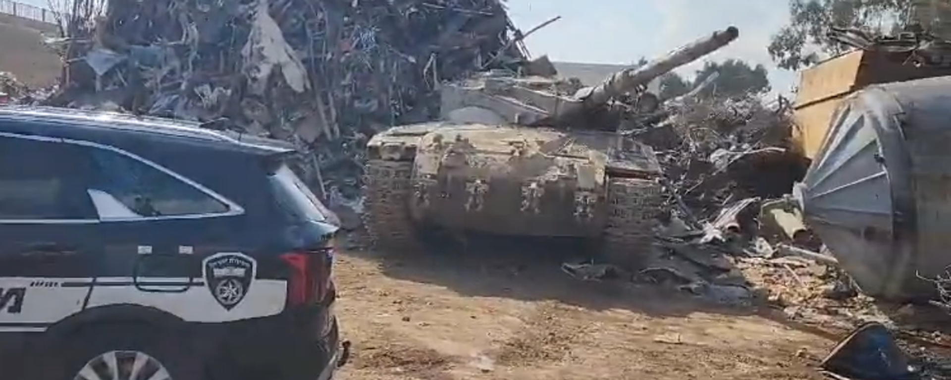 Screenshot of Israeli Police video showing Merkava Mark II tank at a junkyard near Haifa, Israel. - Sputnik International, 1920, 08.10.2023