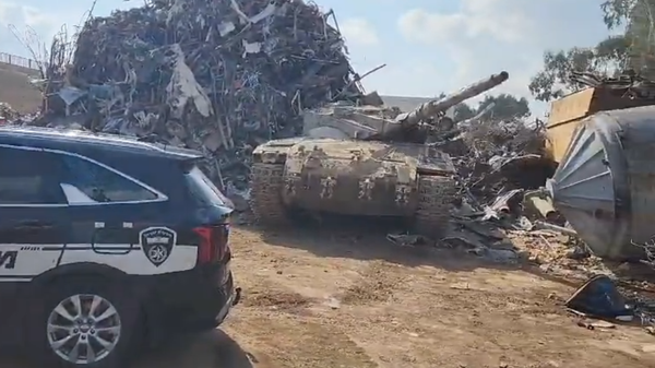 Screenshot of Israeli Police video showing Merkava Mark II tank at a junkyard near Haifa, Israel. - Sputnik International